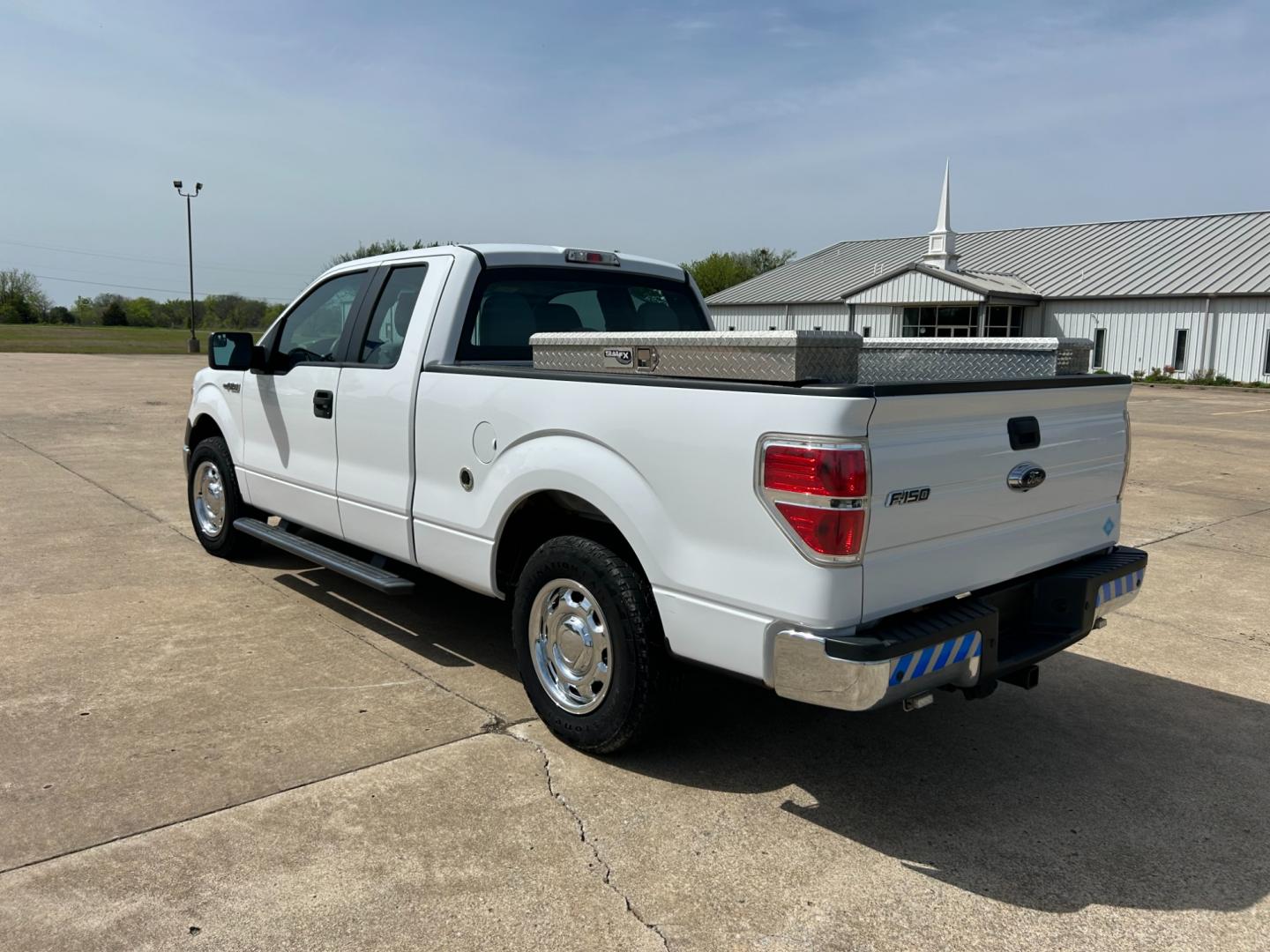 2014 White /Gray Ford F-150 XL SuperCab 6.5-ft. Bed 2WD (1FTEX1CM2EK) with an 3.7L V6 DOHC 24V engine, 6-Speed Automatic transmission, located at 17760 Hwy 62, Morris, OK, 74445, (918) 733-4887, 35.609104, -95.877060 - 2014 FORD F-150 XL SUPERCAB 6.5-ft. BED 2WD 3.7L V6 FEATURES KEYLESS REMOTE ENTRY, POWER LOCKS, POWER WINDOWS, AM/FM STEREO, SIRIUS XM STEREO, CD PLAYER, AUXILLARY PORT, CRUISE CONTROL, TRACTION CONTROL, MULTI-FUNCTIONING STEERING WHEEL CONTROLS, TRAILER HITCH. HAS 143,869 MILES WITH 235/75R17 TIR - Photo#6